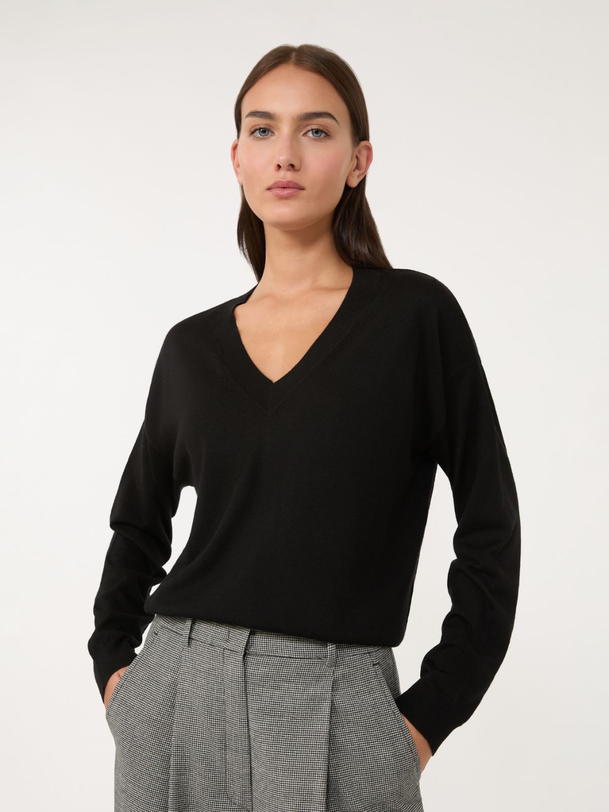 Wool and cashmere V-neck jumper - BLACK - Weekend - 4
