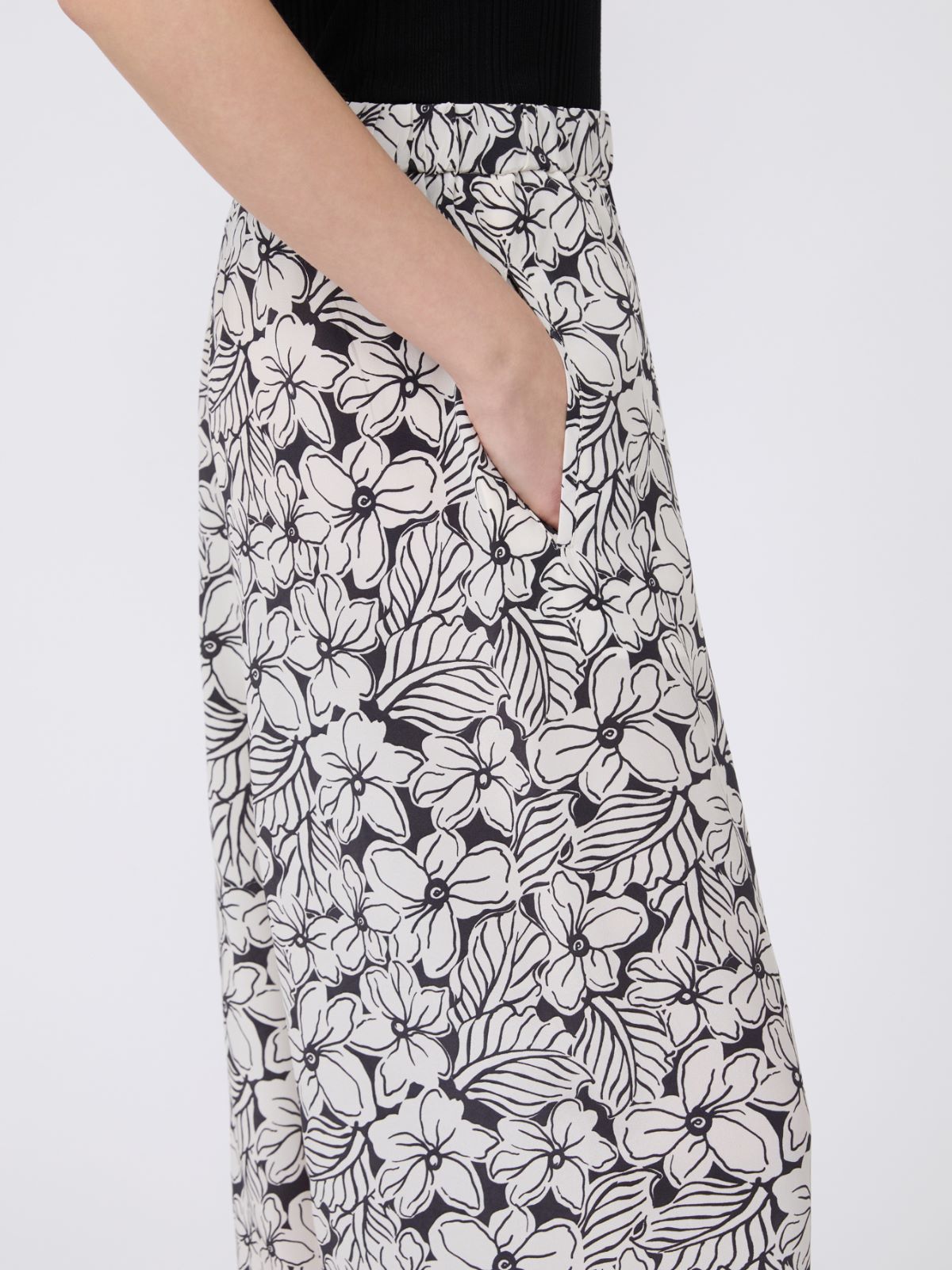 Printed crêpe de Chine trousers - BLACK - Weekend - 4