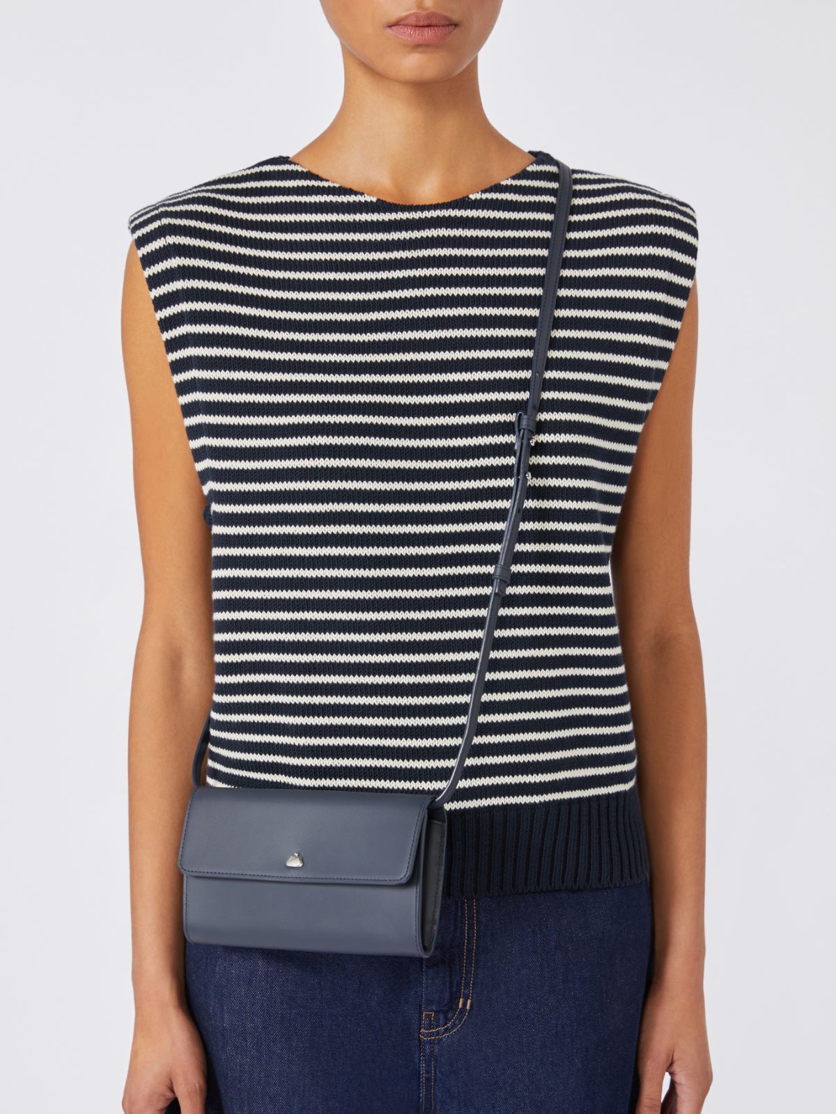 Leather phone pouch - ULTRAMARINE - Weekend - 5